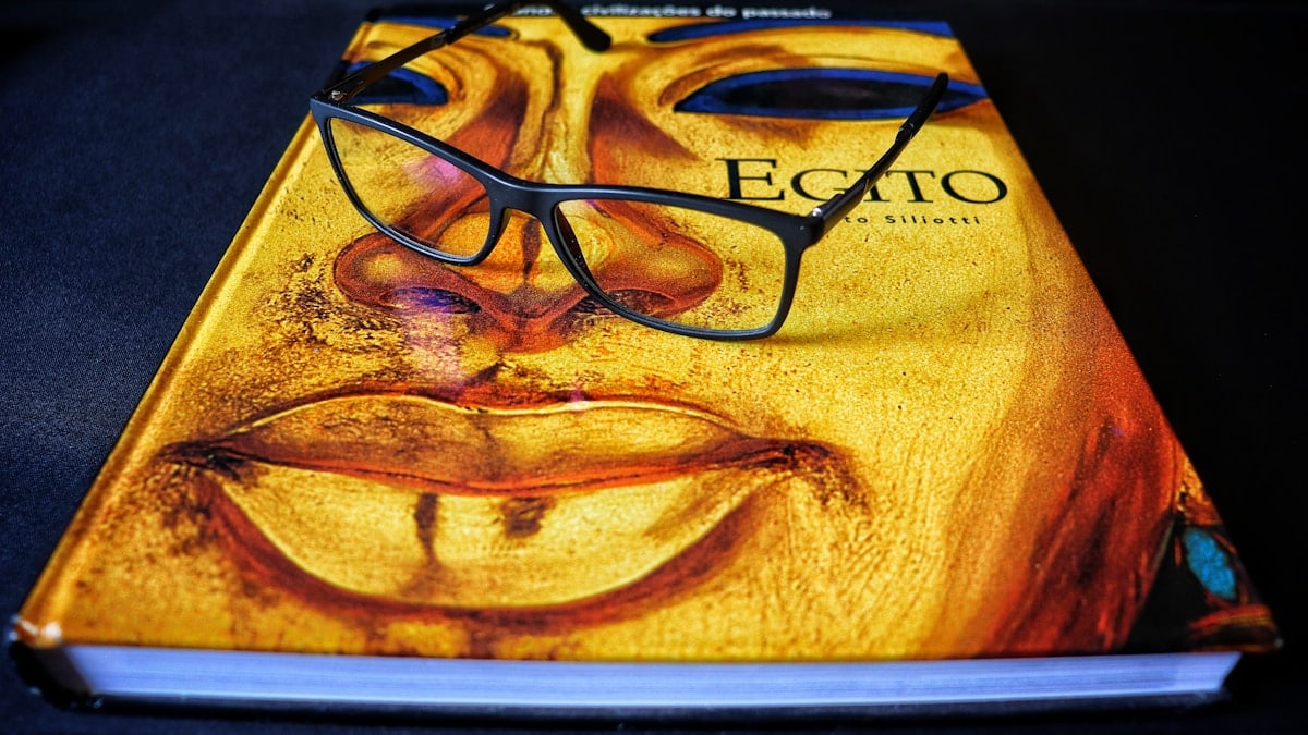 Óculos de leitura sobre Egito (Grandes Civilizações do Passado), um livro de estilo clássico que desperta curiosidade pelo Egito Antigo—história, símbolos e mistério em uma capa marcante. Fotografia real, sem uso de IA ou ferramentas generativas (apenas edição comum).Se você valoriza arte autêntica e criadores independentes, aprecie, compartilhe e considere apoiar pelo link de doação na bio do perfil. A arte cresce onde é valorizada.
